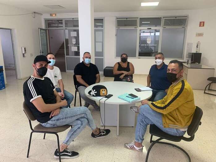 Imagen de una reunión entre el concejal Servando González y representantes de los grupos del Carnaval / TA